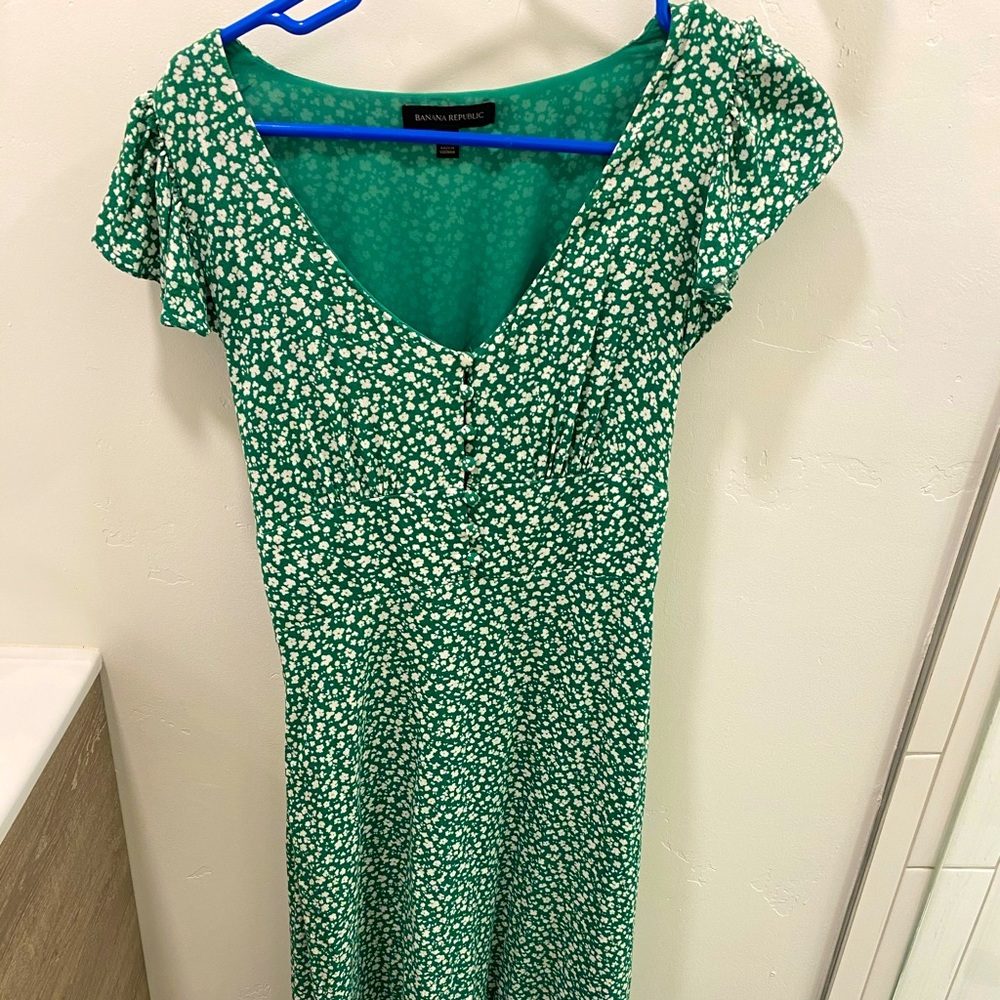Banana republic green floral midi dress with flutter sleeve and bottom